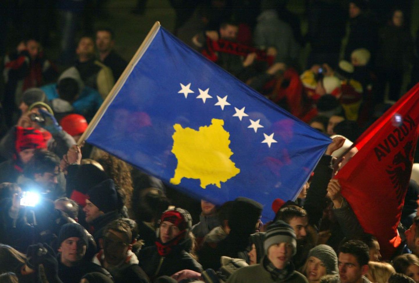 Kosovo elanikud oma riigilipuga Prištinas.