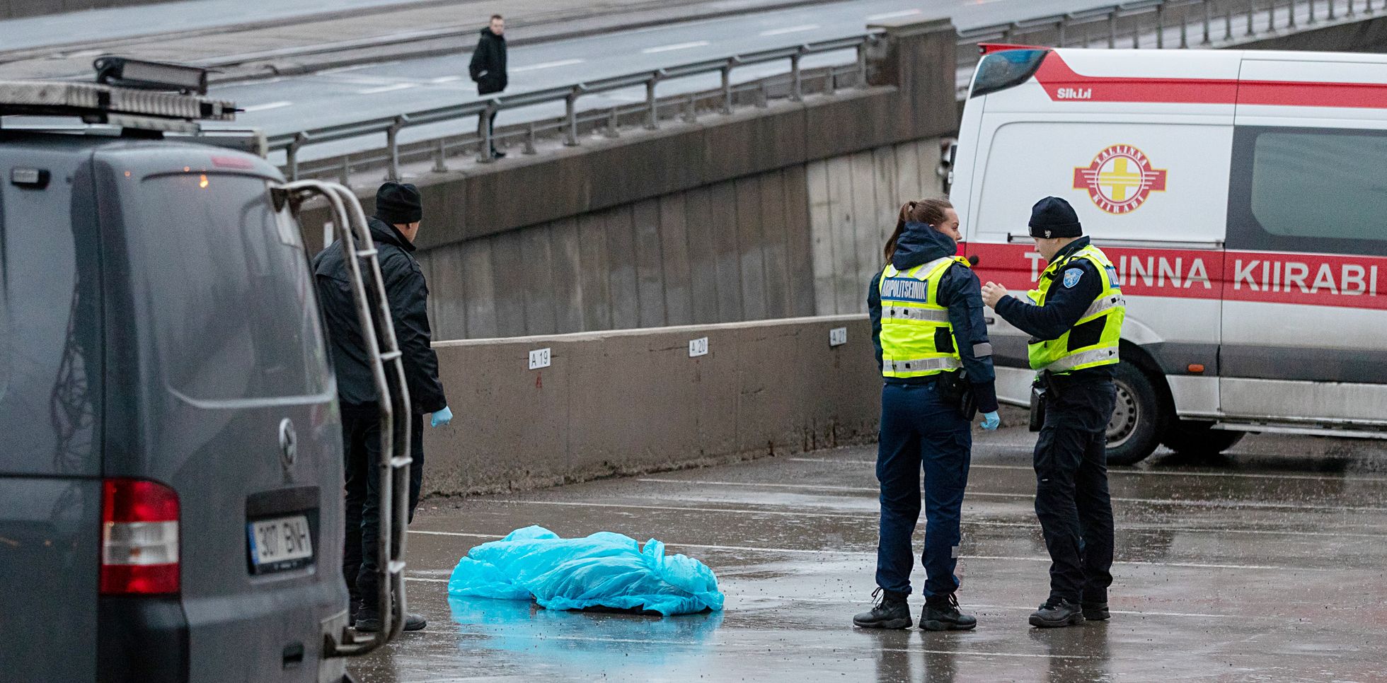 1. jaanuaril leiti Tallinnas Pärnu maanteel kõrguva ärihoone parklast 27-aastase mehe surnukeha. Põhja prefektuuri kriminaalbüroo juhi Urmet Tambre sõnul suri noormees õnnetuse tagajärjel.