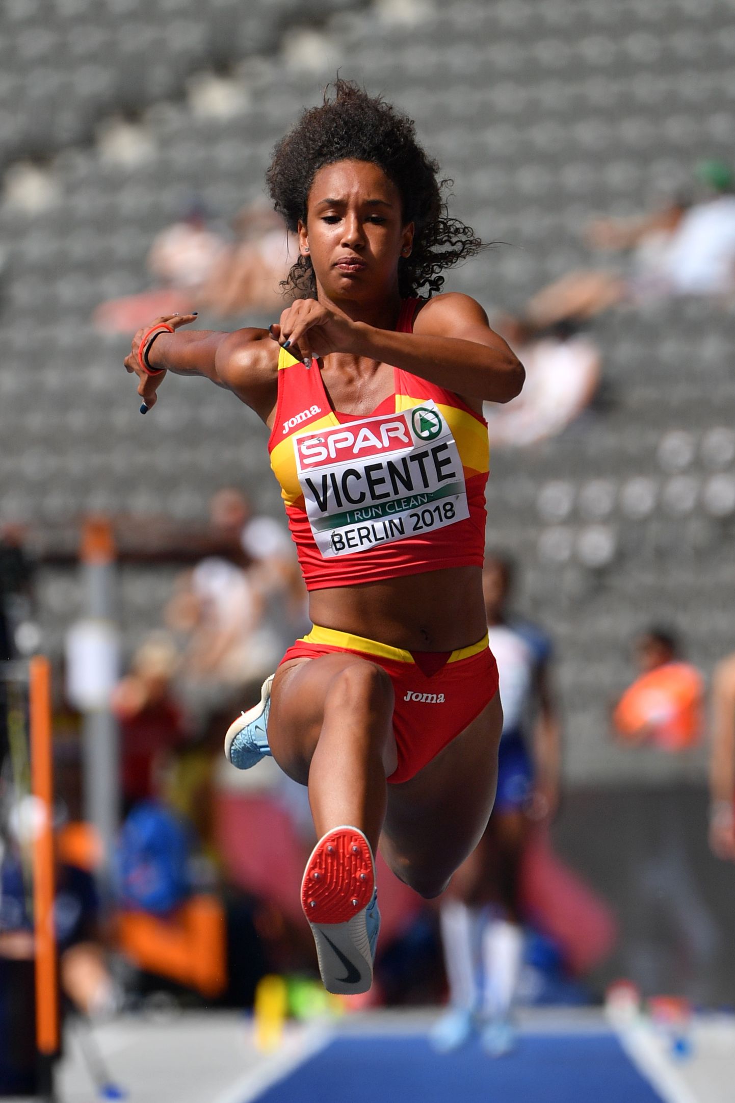 Maria Vicente on noorte klassides võitnud tiitlivõistluste medaleid nii kolmikhüppes kui ka seitsmevõistluses.