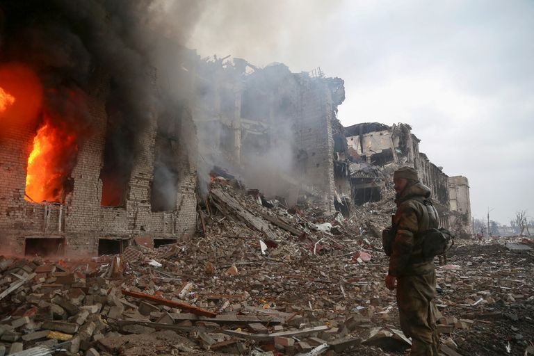 Vene sõdur Mariupoli Azovstali tehase hävitatud administratiivhoone ees. 