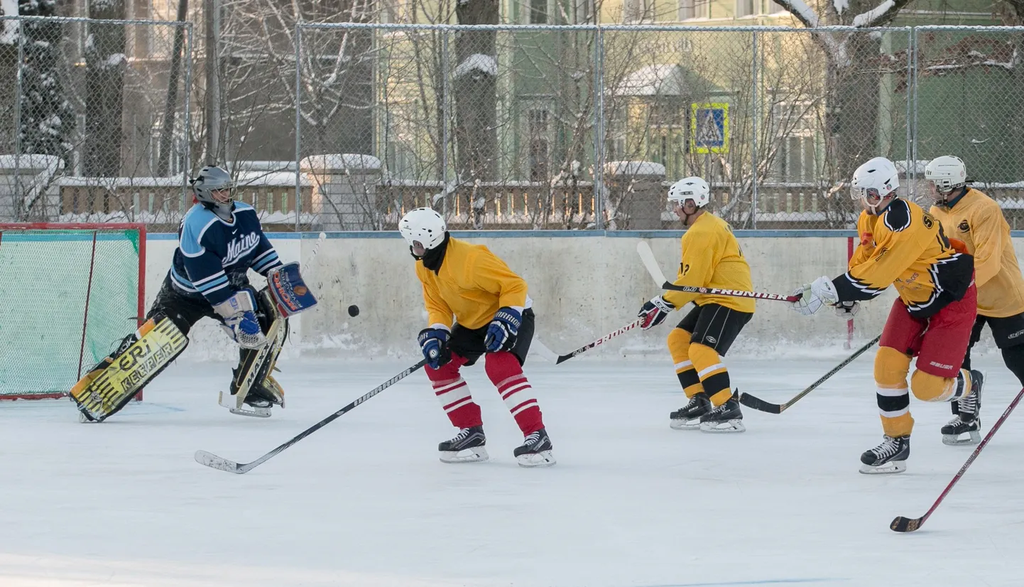 Pärnu hokiklubi meeskond mängib üle mitme aasta taas Eesti loodusliku jää hokiliigas, avakohtumises jäädi kodupubliku ees 1:9 alla Aruküla Pokersile.