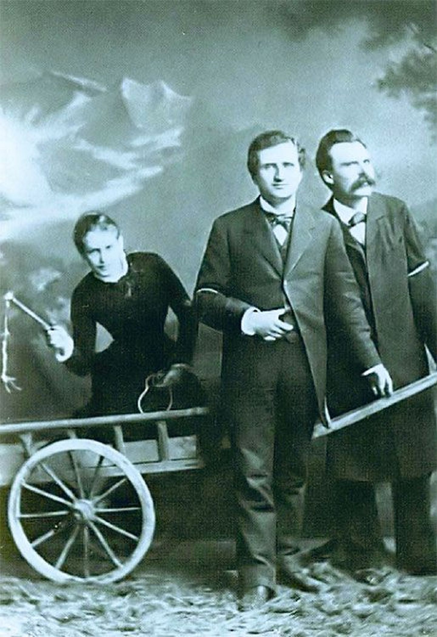 1882. aastal veitsis, Luzernis pildistatud fotolavastusel juhib, piits käes, kahemeherakendit (Nietzsche (paremal) ja tema filosoofist sõber Paul Rée) vene-saksa esseist, novellist ja psühhoanalüütik Lou Andreas-Salomé, Rée kaaslane ja Nietzsche armastatu. Samal aastal alustatud raamatut «Nõnda kõneles Zarathustra» nimetab Nietzsche hiljem Lou poolt eostatud kirjanduslikuks asenduseks pojale, keda Nietzschel kunagi polnud.