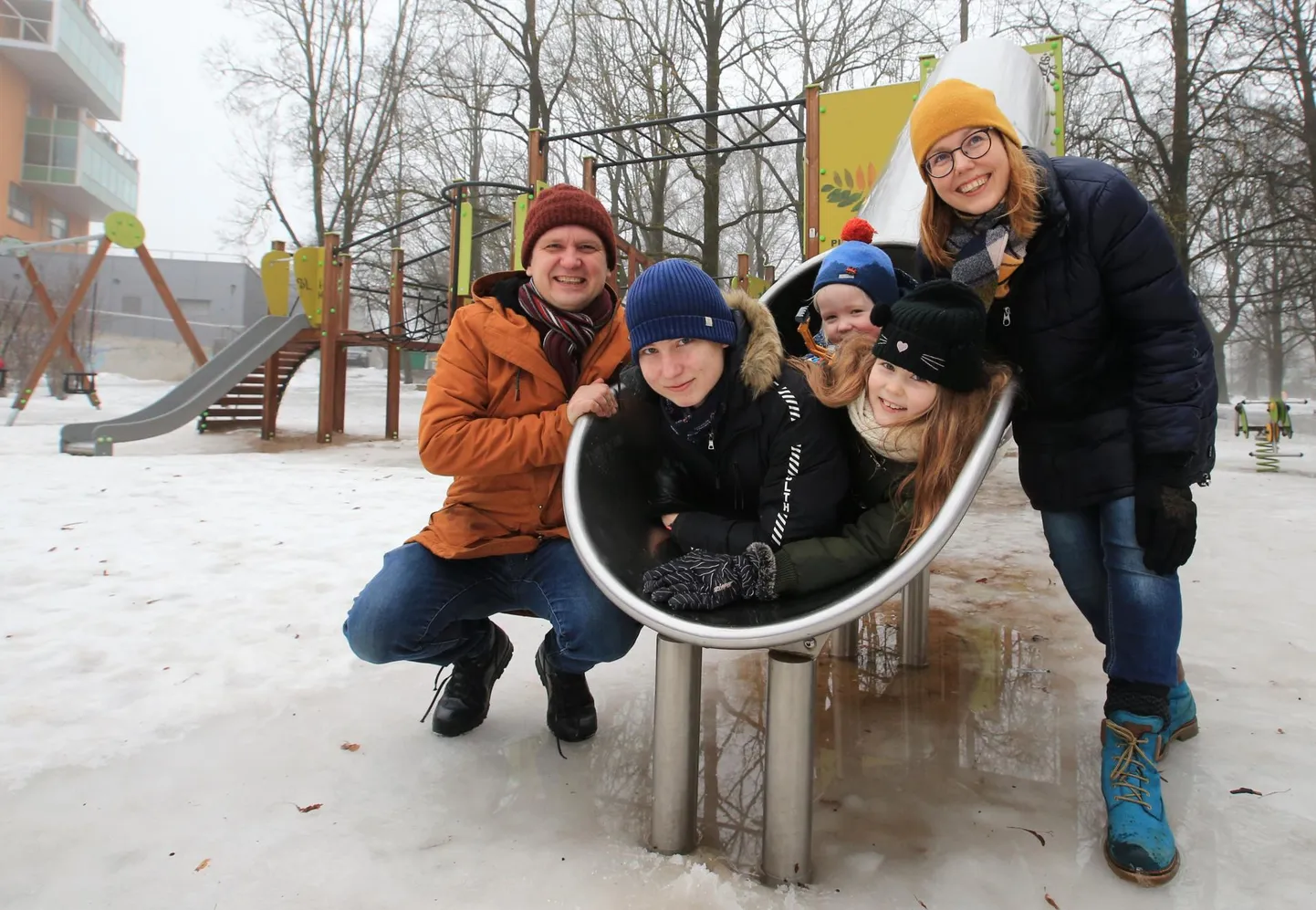 Tartu ülikooli liikumislabori teaduri Katrin Mägi perepilt on tehtud mänguväljakul, kus koos mehe Jaani ja laste Oti, Anni ja Atsiga on hea katsetada liikumislabori soovitusi.