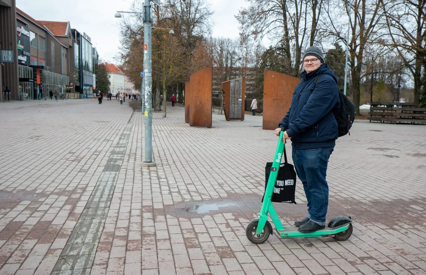 Tudeng Timo Stamm haaras kaubamaja juurest tõukeratta, et jõuda rutem ülikooli raamatukokku.