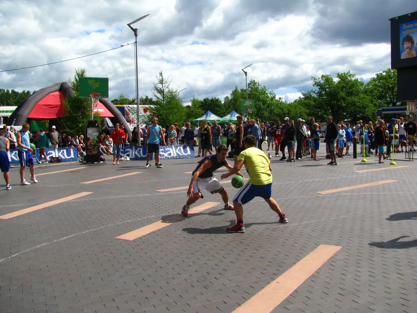 Martensi väljakul toimub Sprite 3 x 3 Eesti meistrivõistluste eelviimane etapp tänavakorvpallis.