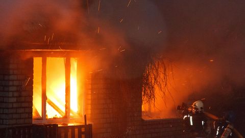 V Narvi rešili otroke iz goreče hiše, eden poškodovan