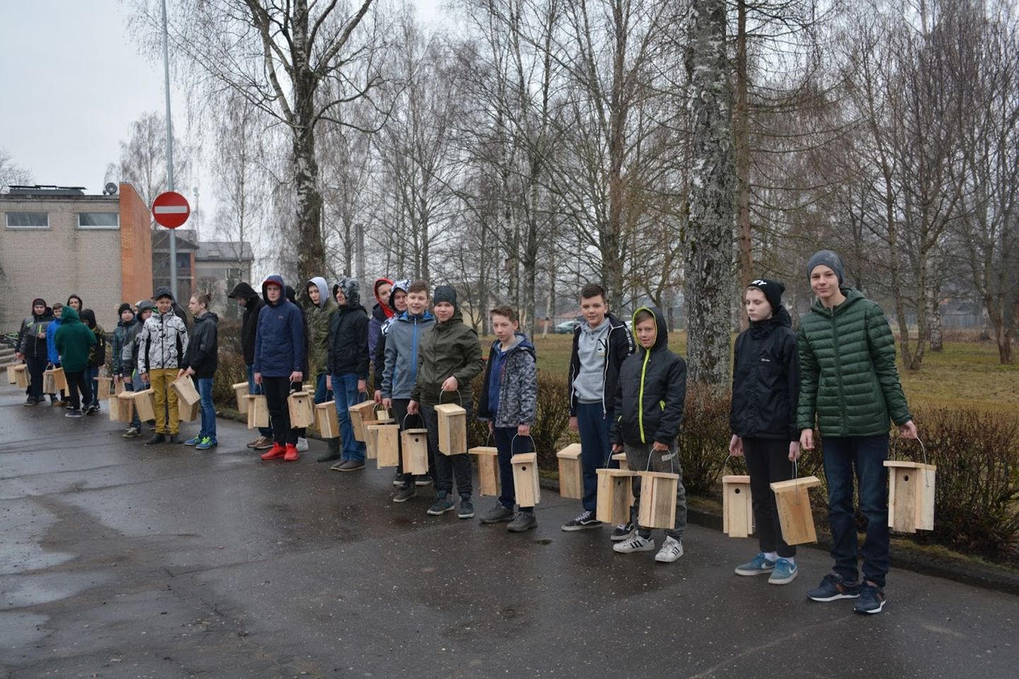 Priimetsa kooli õpilased valmistasid tööõpetuse tundides õpetaja Kalle Korneli juhendamisel 100 pesakasti lindudele.
