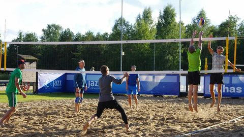 Suvevolle sisustas suvised teisipäevad võrkpalliga