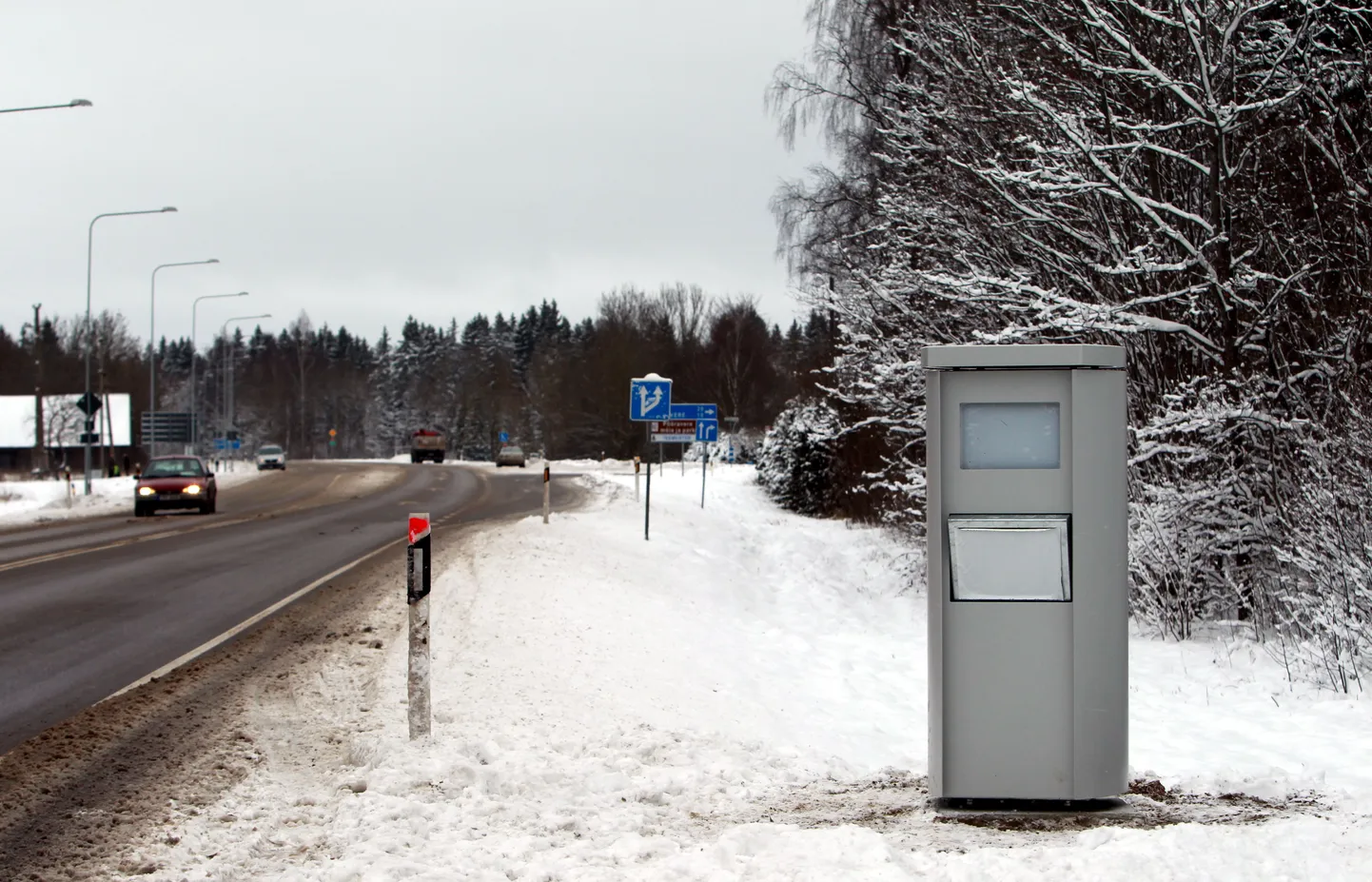 Pildil on kiiruskaamerad Pärnu maanteel.