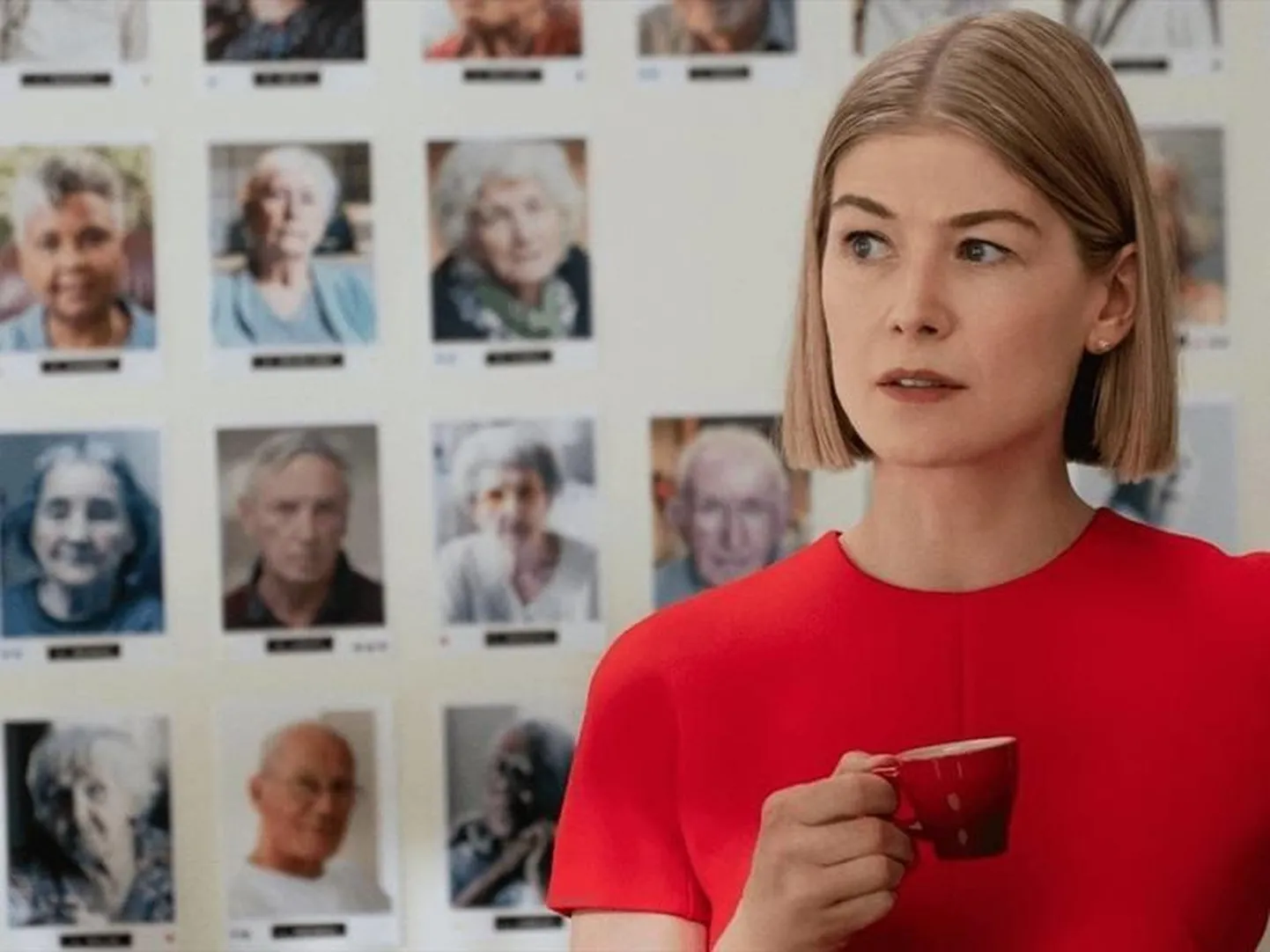 Rosamund Pike filmis «Keegi, kes hoolib» ja koos Neil Patrick Harrisega filmis «Kadunud» (2014) allpool.  Fotod: Filmikaader