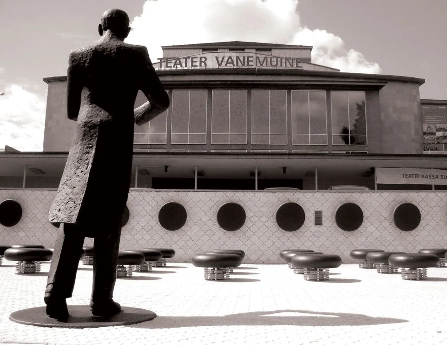 Eduard Tubina monument (2001) Tartus Vanemuise teatri esisel nõlval. Autorid Veronika Valk, Aili Vahtrapuu, Louis Dandrel.
