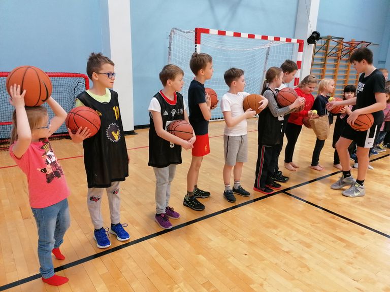 Näpi ja Tartu Kroonuaia kooli lapsed tegid tutvust korvpallimänguga.