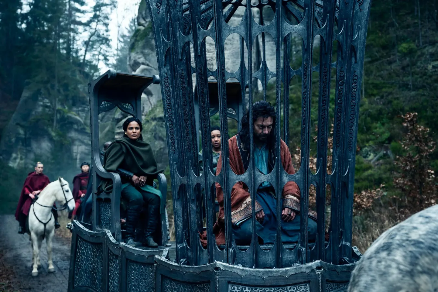 Suur osa Amazoni sarja «Wheel of Time» tegevusest keerleb taassündinud Draakoni isiku väljaselgitamise ümber.