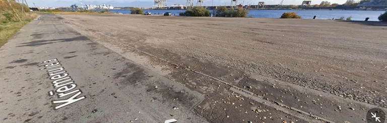 Незатопленный участок дороги на улице Кремеру