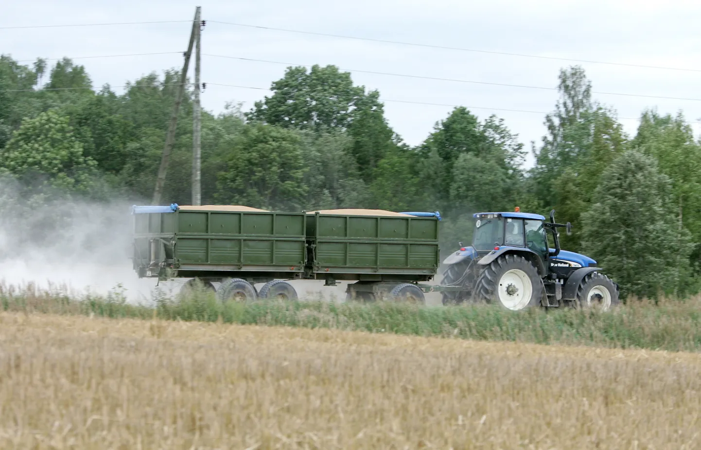 Трактор с грузом зерна