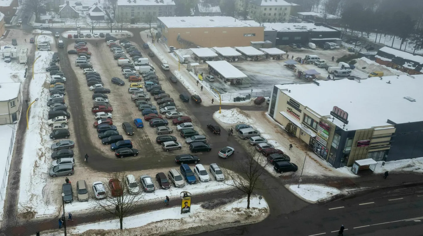 Uus aasta toob Viljandi turu parklasse uue parkimiskorra. Parkida saab kaks tundi, seejärel tuleb auto mujale sõidutada.