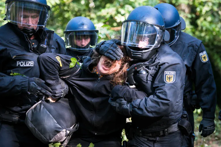 Politseioperatsioon Hambachi metsas.