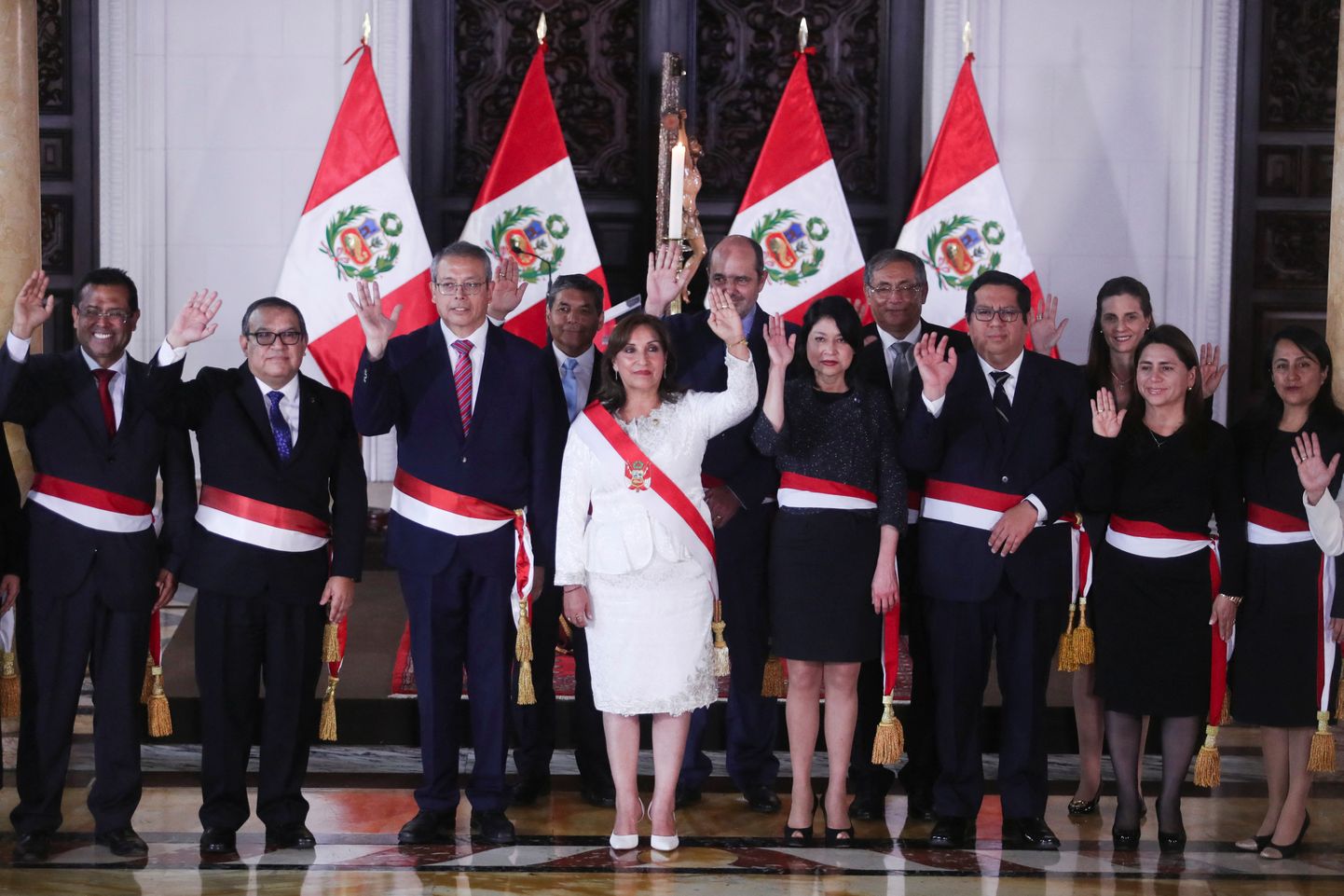 Peruu president Dina Boluarte esitleb Limas oma uut valitsuskabinetti.