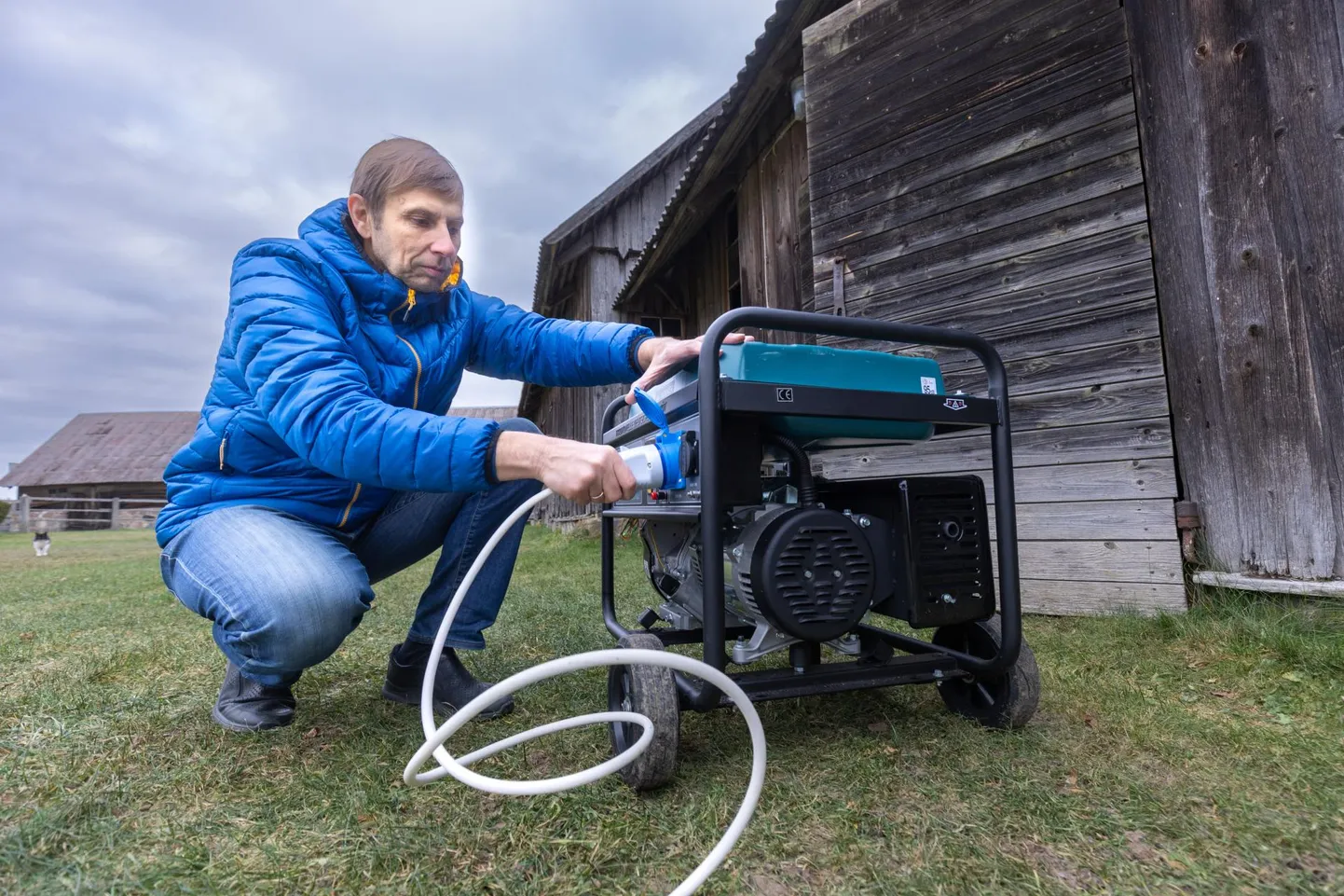 Põhja-Sakala valla Aimla küla elanik Jüri Sulg ostis endale juba mitu aastat tagasi generaatori, sest tema kodukandis on elektrikatkestused sagedased.