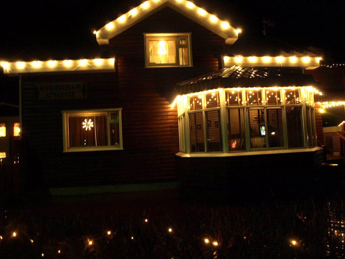 Islandi külas on kõik majad jõulutuledes, olgu hoone milline tahes.