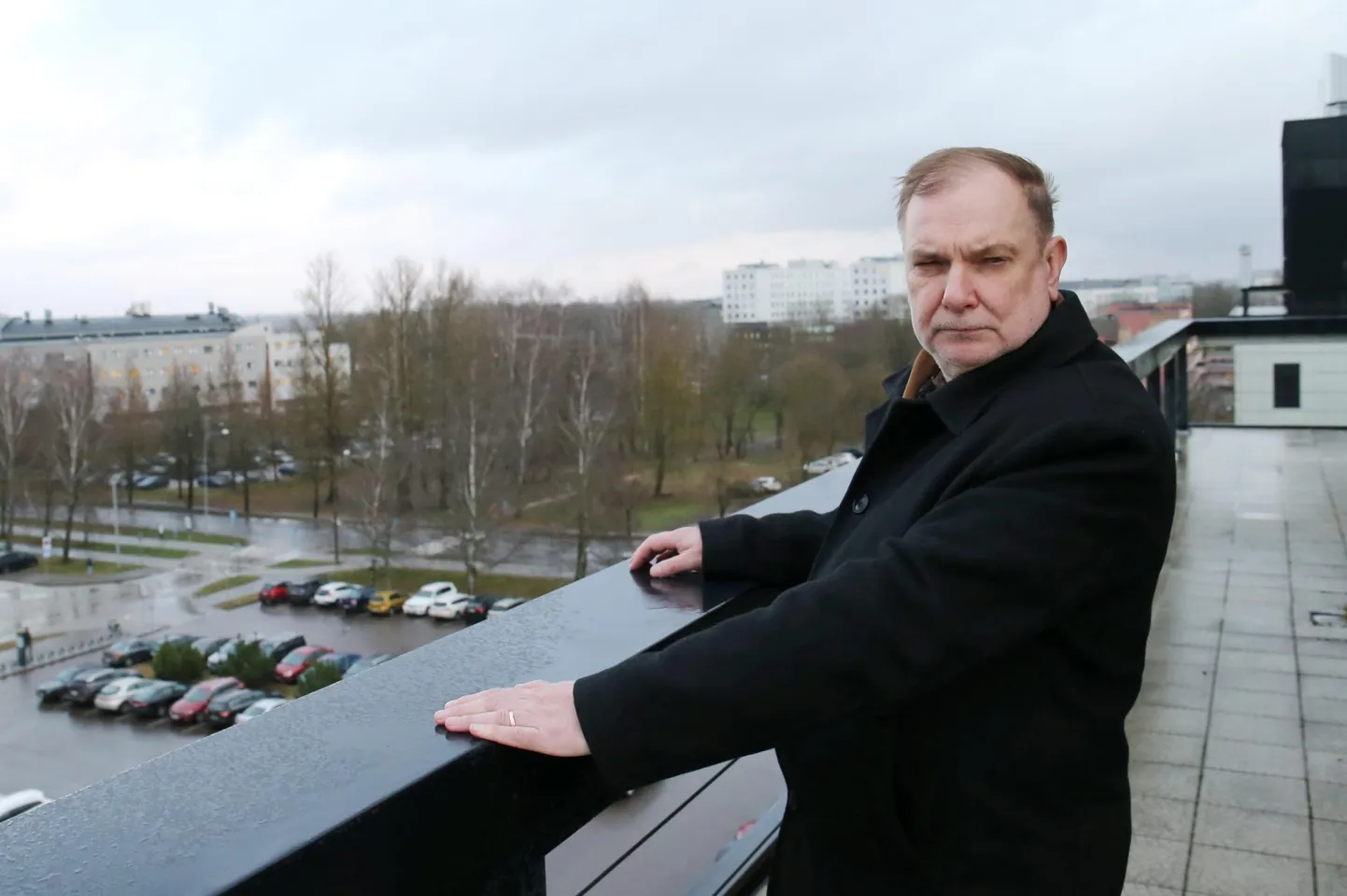Farmaatsiaprofessor Ain Raal ütleb, et inimese kalleim vara on tervis ning seetõttu tuleb inimese tervist puudutavad riiklikud otsused teha lähtudes tervishoiu, mitte äri huvidest. Ning seisab pildi tegemiseks kohta, kus pilved taevas paistavad kõige ähvardavamad.  Sille Annuk