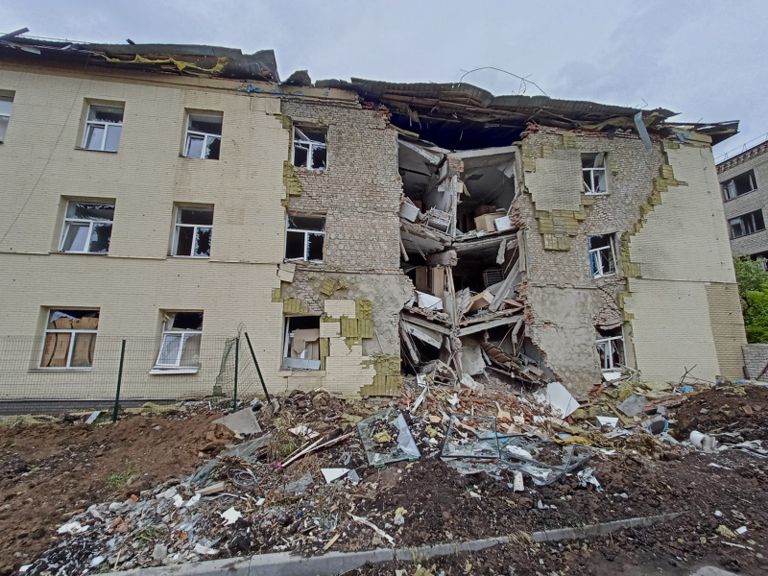 Обстрелянный дом в Северодонецке.