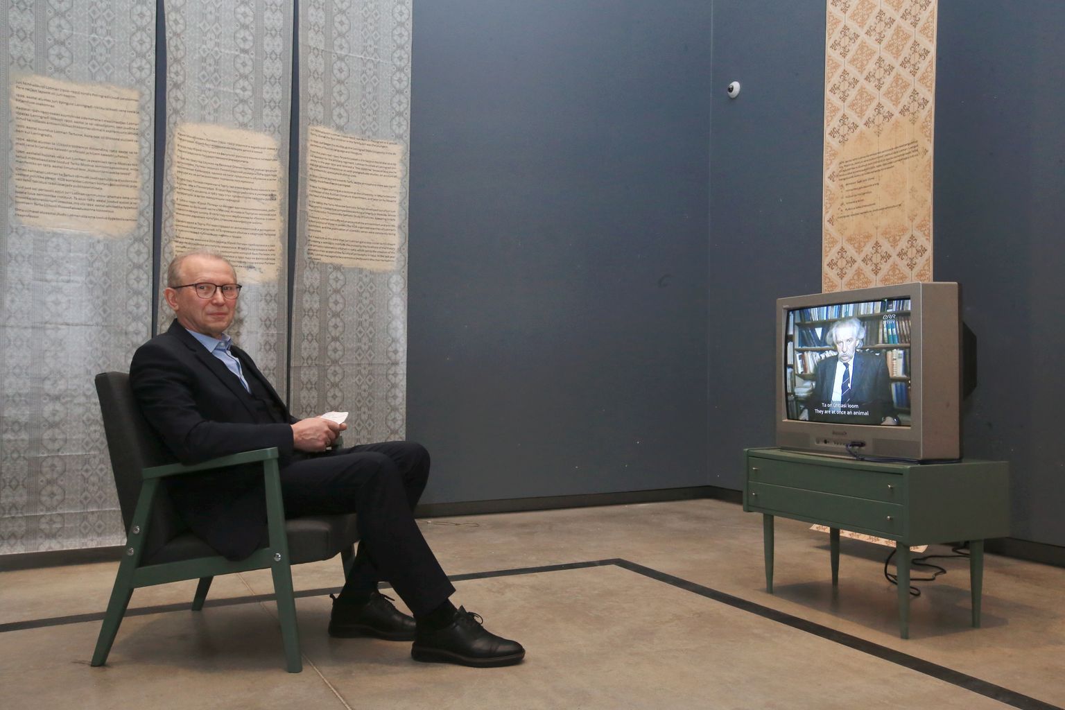 Professor Peeter Toropi ees näitusel ERMis on teler, milles tema õpetaja ja kolleeg Juri Lotman peab loengut.