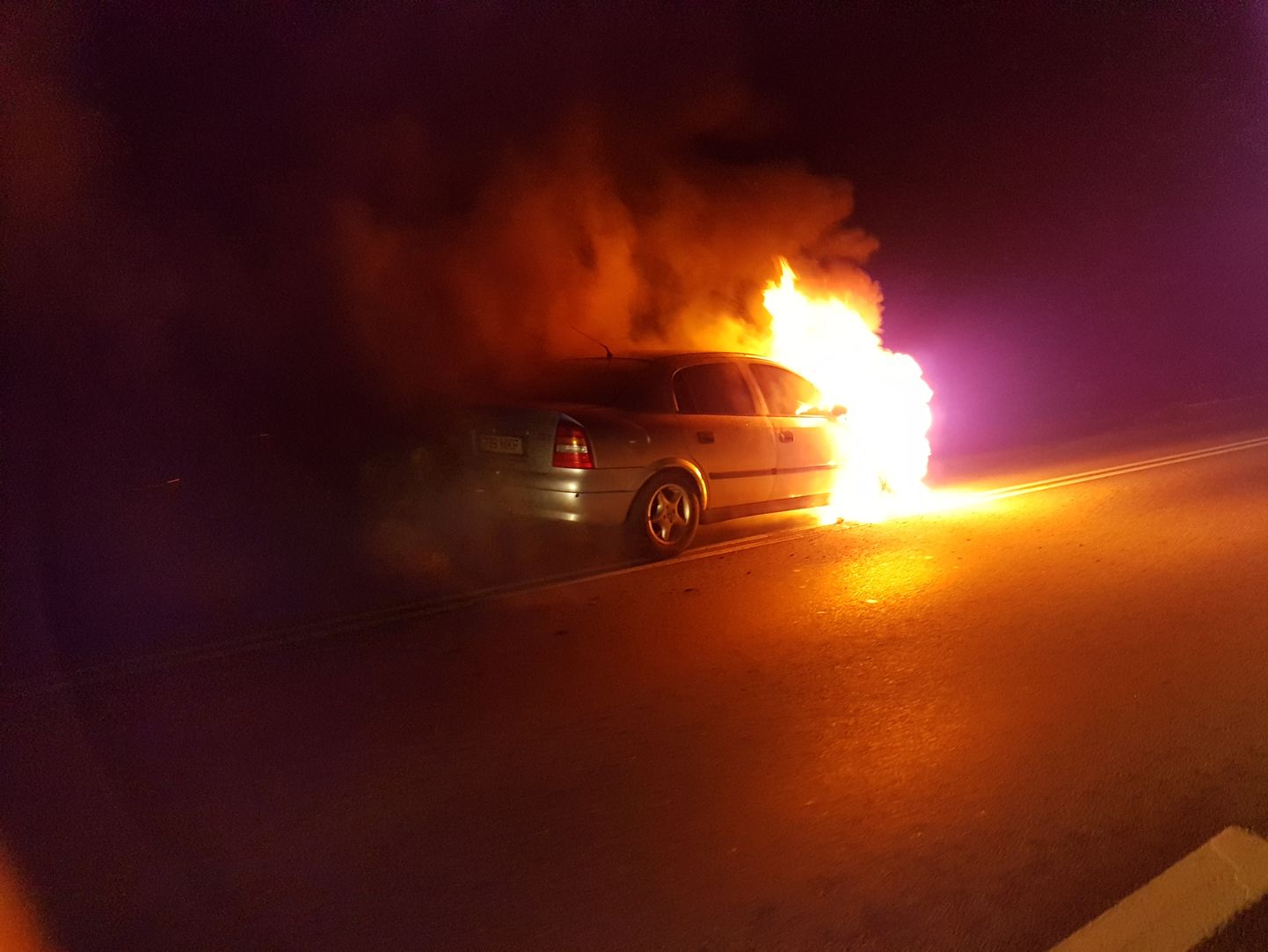 Загоревшаяся машина.