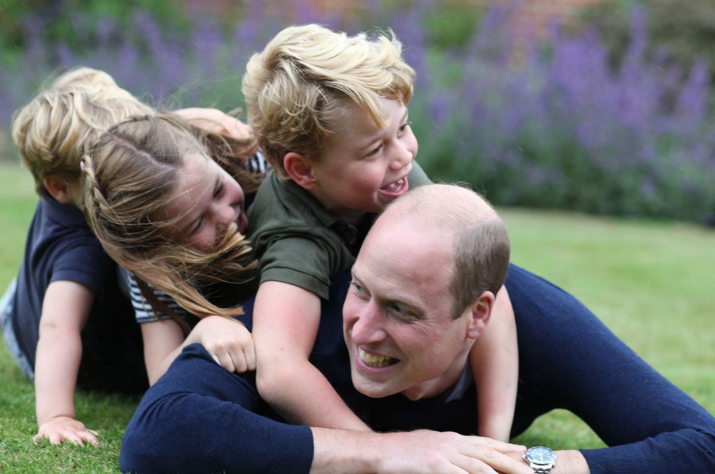 Prints William koos oma kolme lapsega.