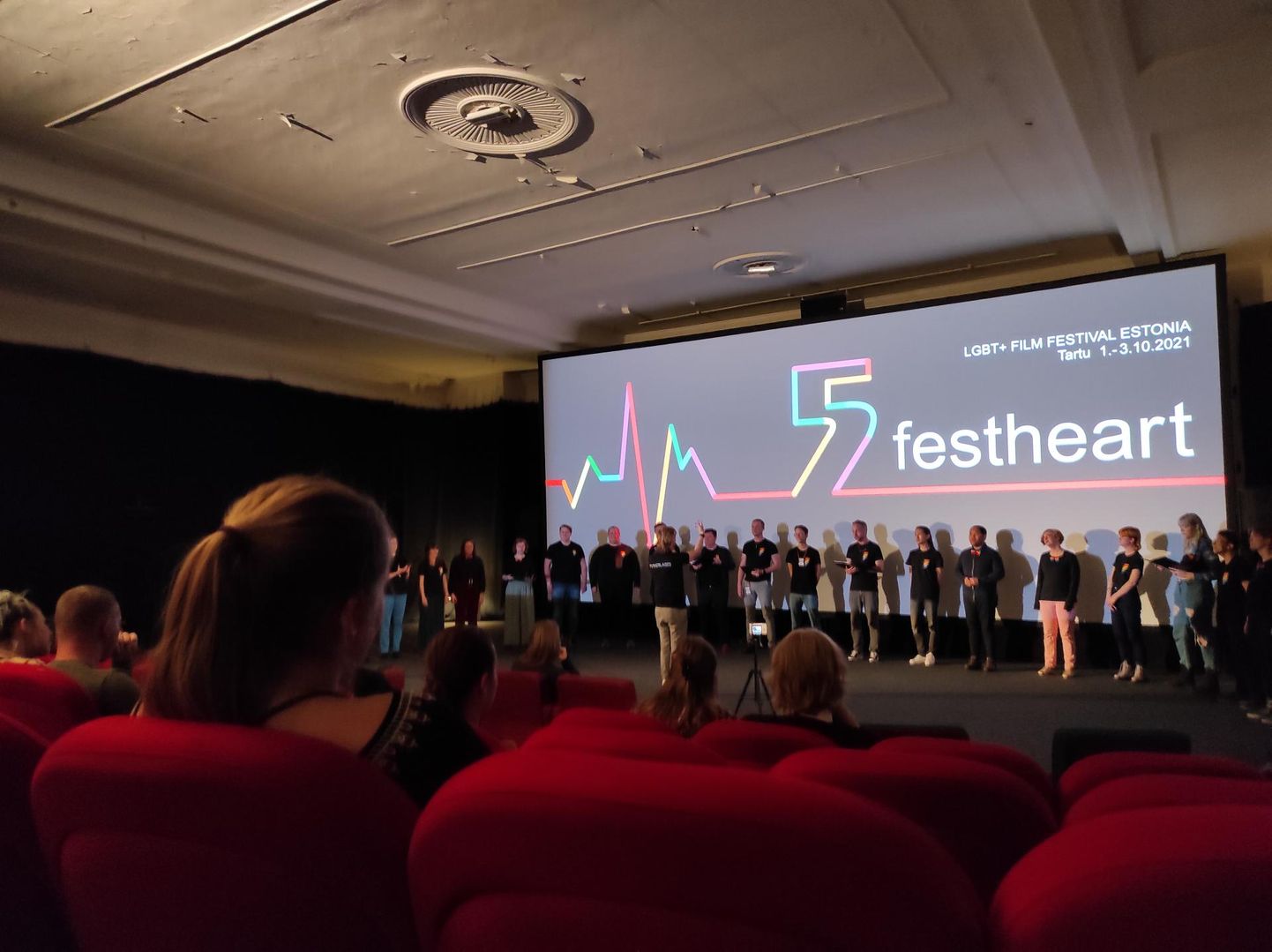 Tartus lõi Festheartil meeleolu LGBT+ koor Vikerlased festivali eestvedaja Keio Soomelti juhatusel.
