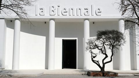 Krievijas dalības dēļ Eiropas Komisija aptur finansējumu Venēcijas biennālei