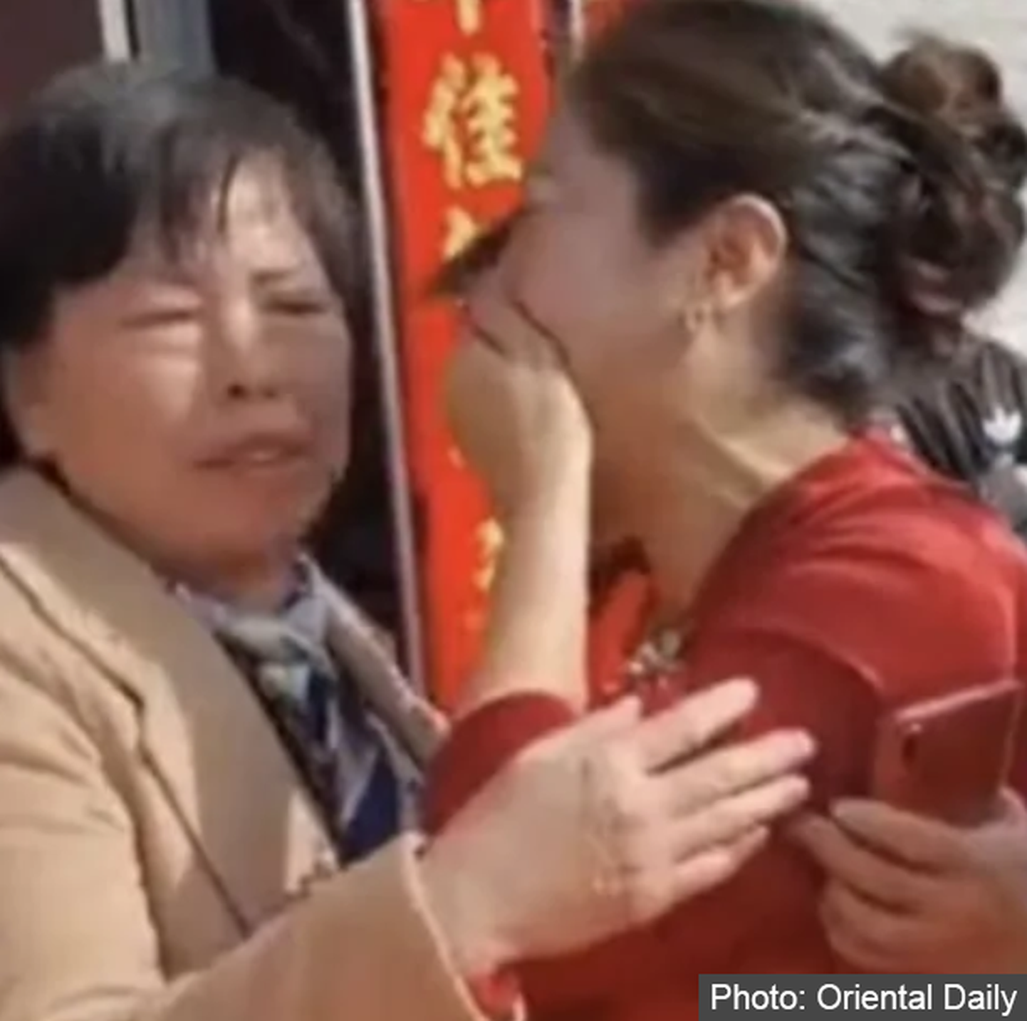 В Китае мать в день свадьбы сына узнала, что невеста - ее дочь