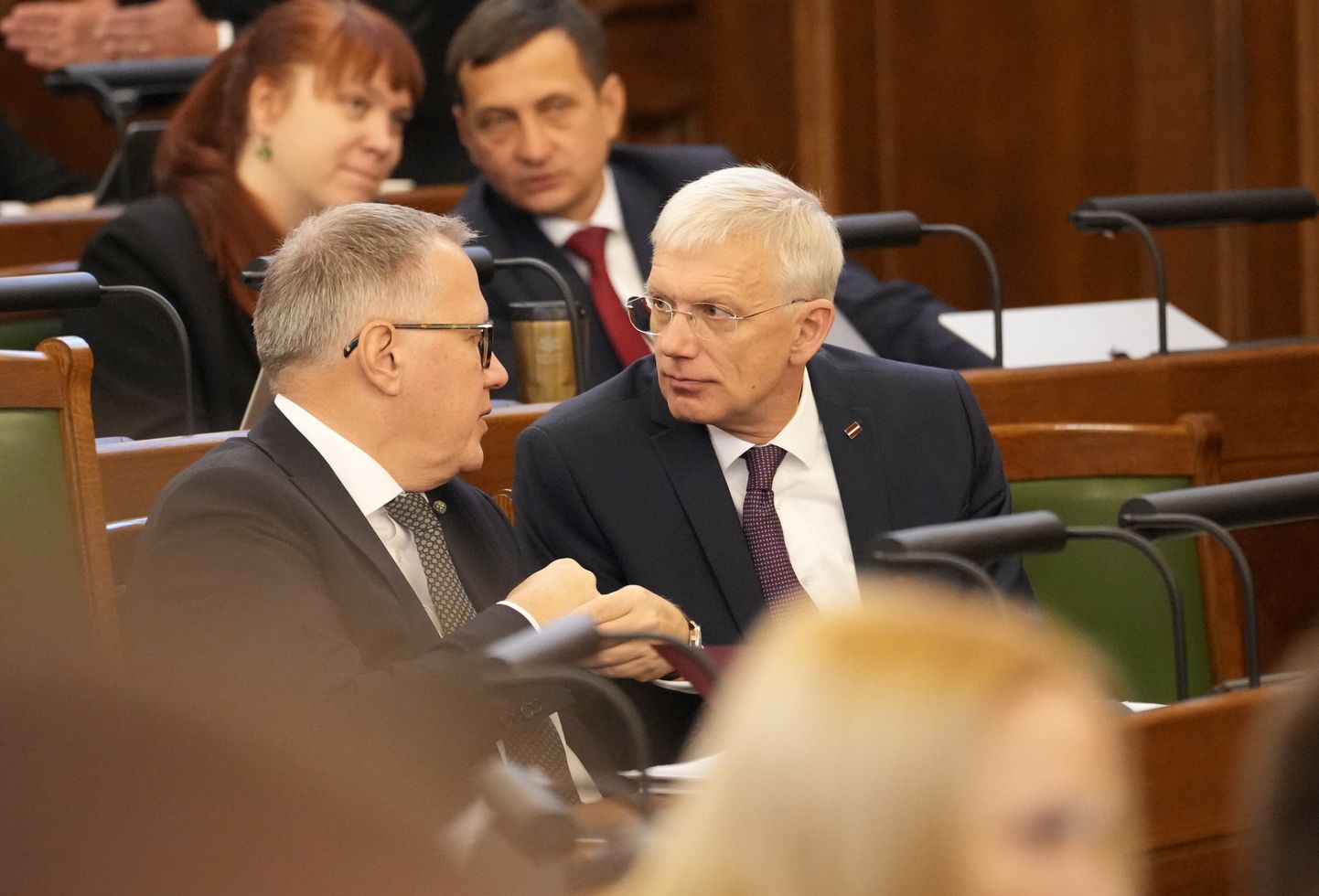 Finanšu ministrs Arvils Ašeradens (no kreisās) un ārlietu ministrs Krišjānis Kariņš Saeimas sēdē, kur otrajā lasījumā skata 2024. gada valsts budžetu.