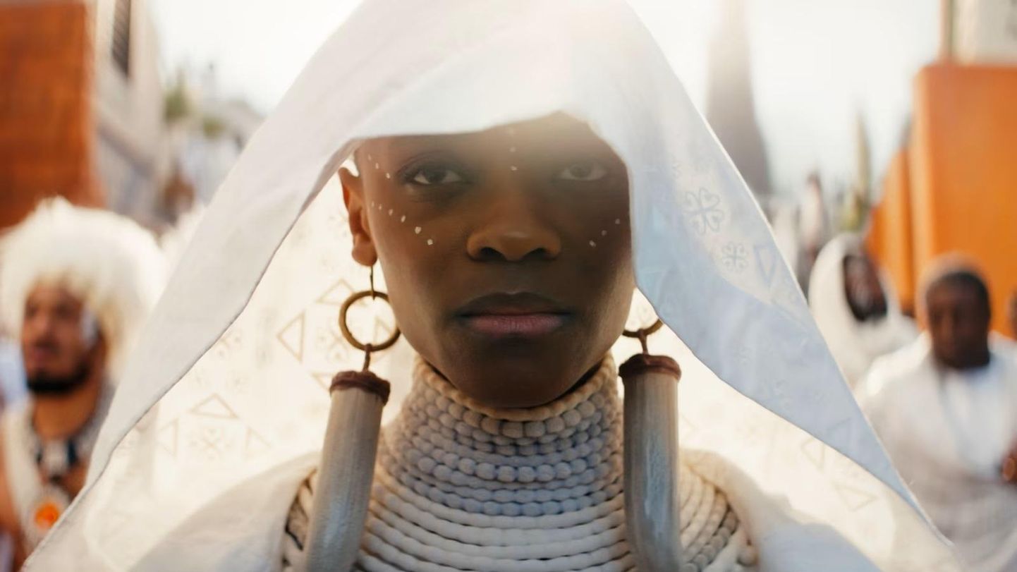 Letitia Wright printsess Shuri rollis saab filmis «Must Panter: Wakanda igaveseks» lausa kaks korda valget leinarüüd kanda. FOTO: Filmikaader