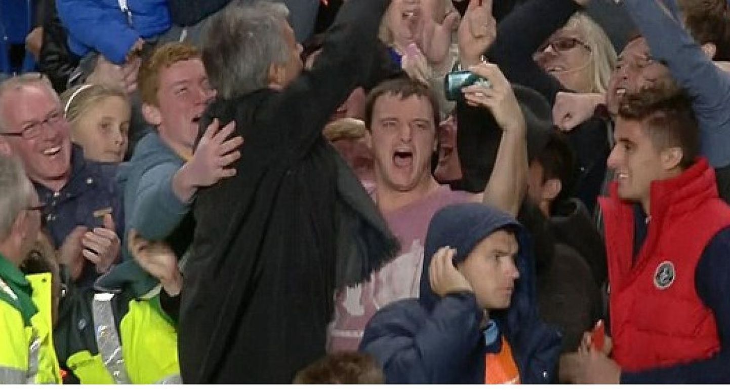 Jose Mourinho koos fännidega väravat tähistamas.
