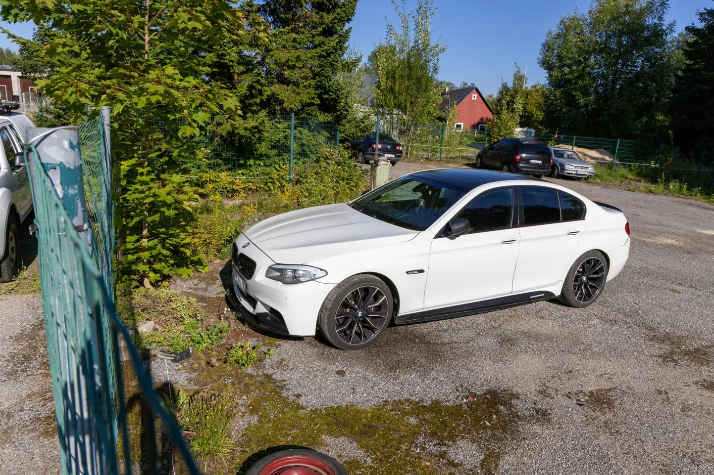 Белый BMW, на котором компания пыталась скрыться от полиции, припаркован на платной парковке в Вильянди. Водитель был отправлен за решетку.