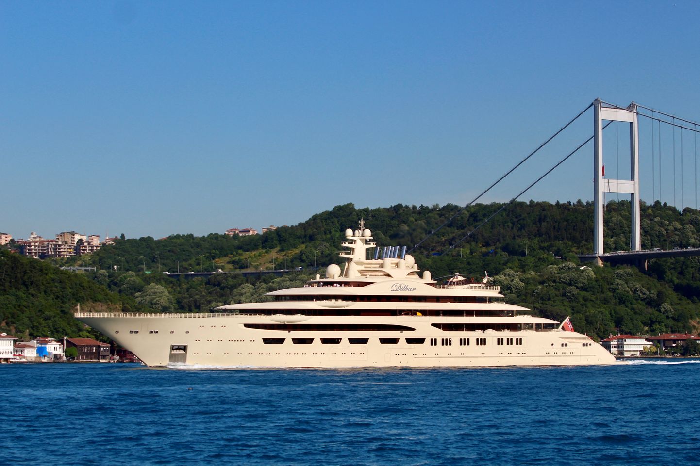 Vene oligarhi Alisher Usmanovi luksuslik mootorlaev The Dilbar Bosporuse väinas Istanbulis 2019 aasta maikuus. REUTERS/Yoruk Isik