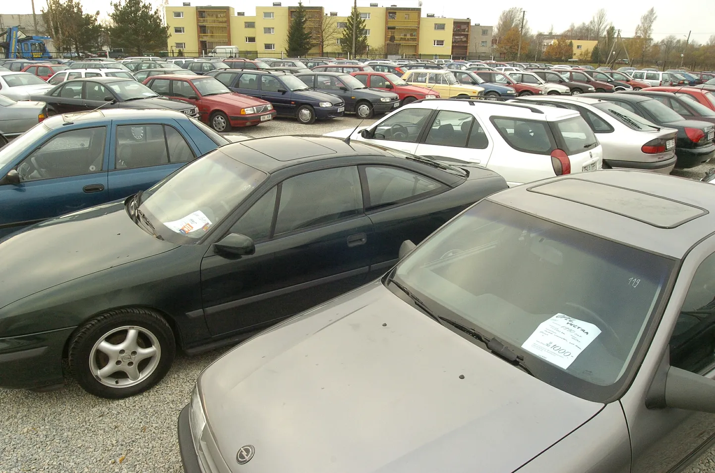 Autode müügiplats Pärnus.