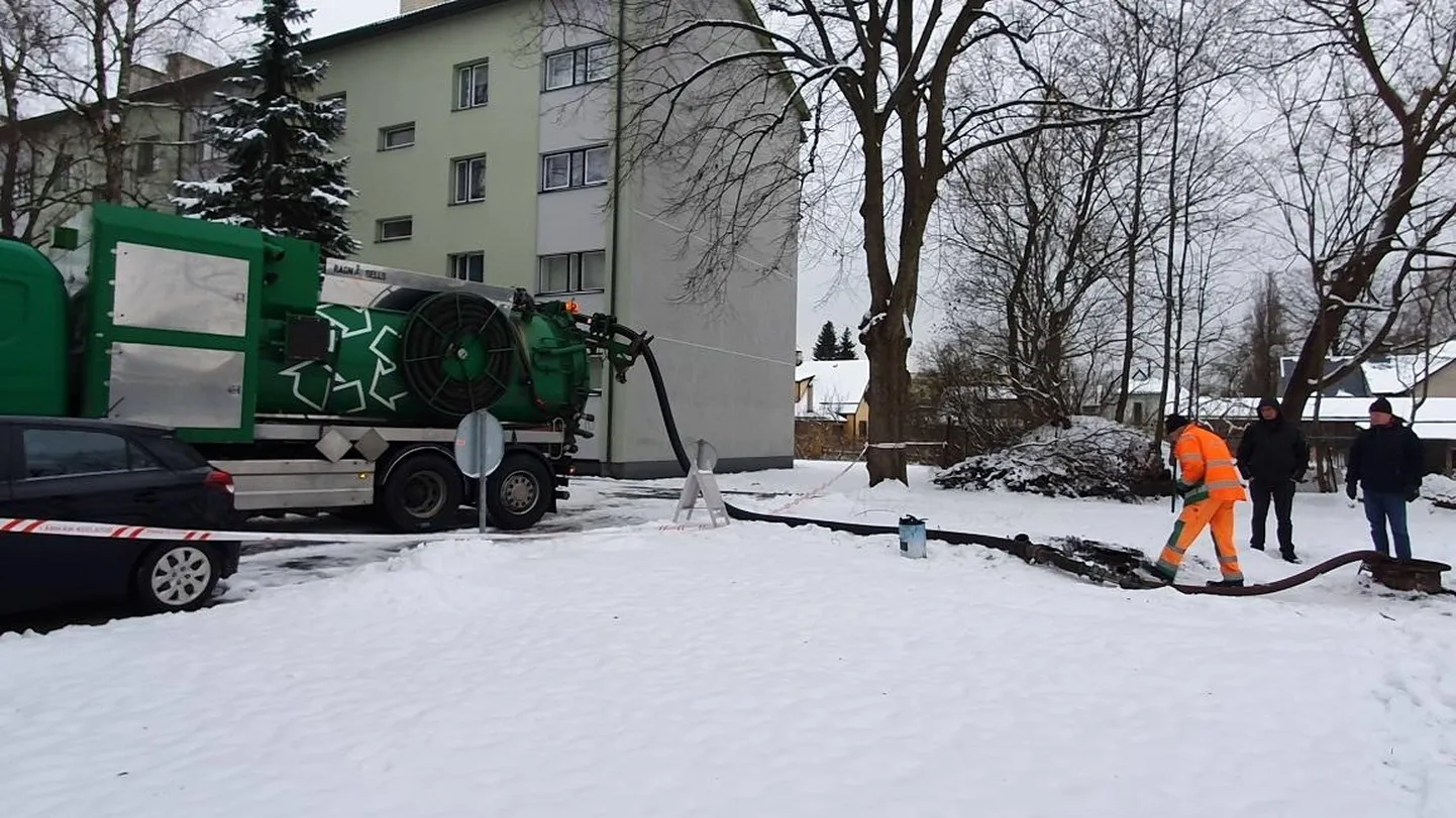 Novembri lõpus tühjendas RagnSellsi masin vanad mahutid gaasisegusest veest.