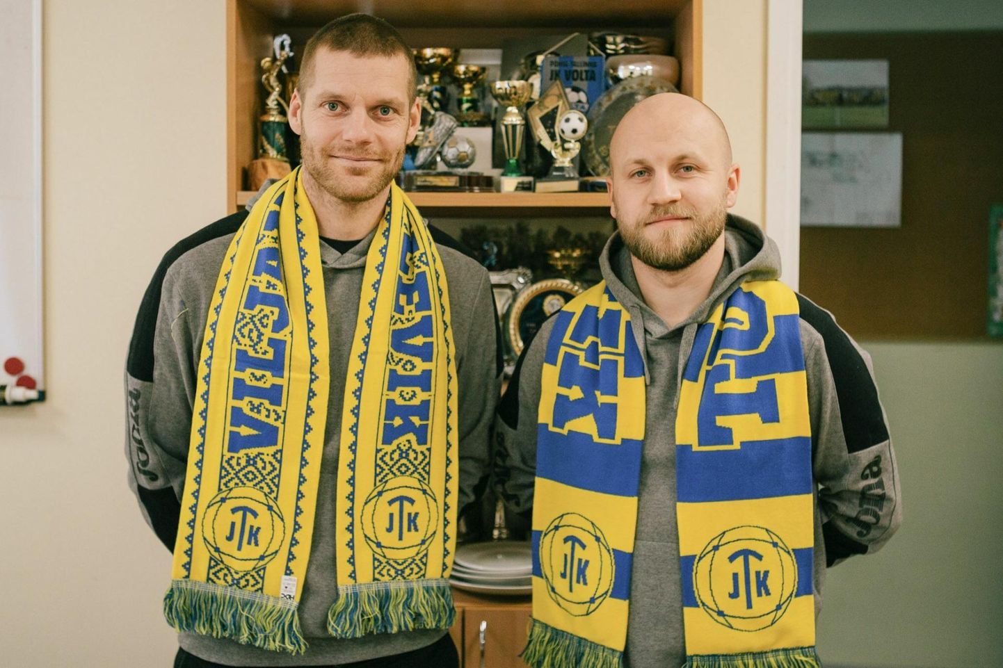 Endine Eesti koondislane Kaimar Saag (vasakul) ja Tuleviku klubi tegevjuht Rihard Reimaa sõlmisid reedel kokkuleppe, et Saag hakkab esindama Viljandi Tulevikku.