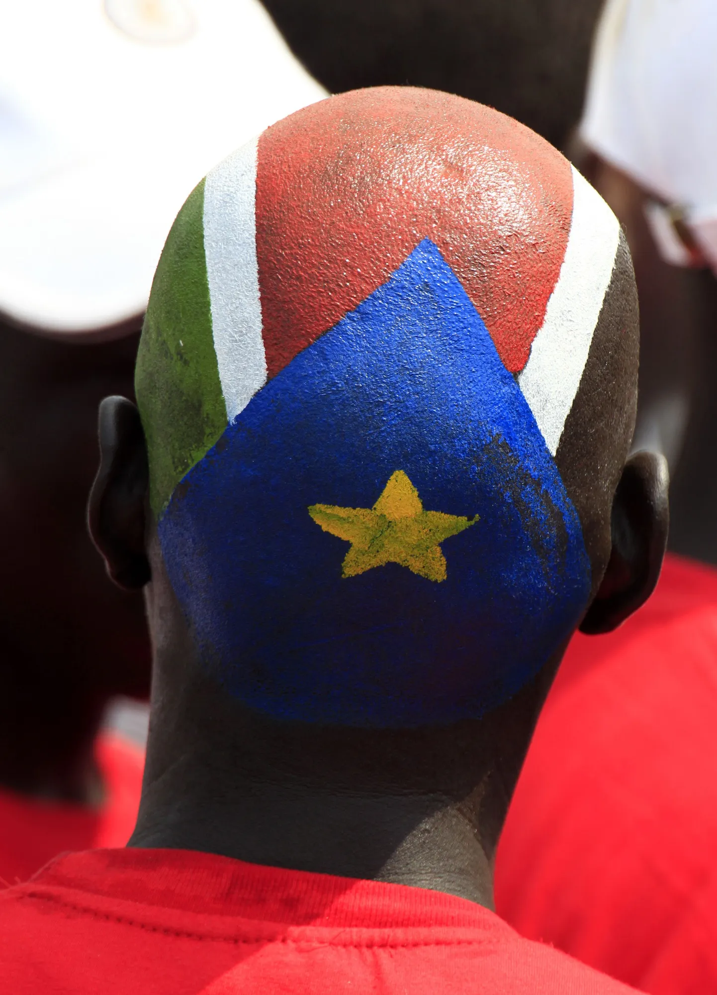 Lõuna-Sudaani mehe kuklale on maalitud noore riigi lipp