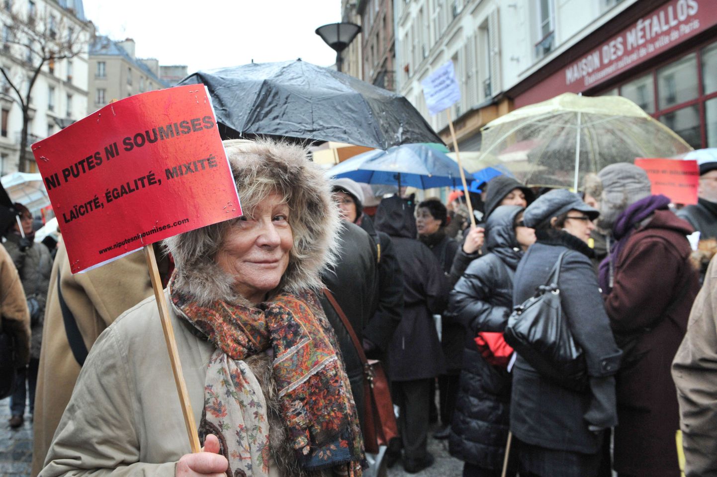 А так протестуют французские феминистки.