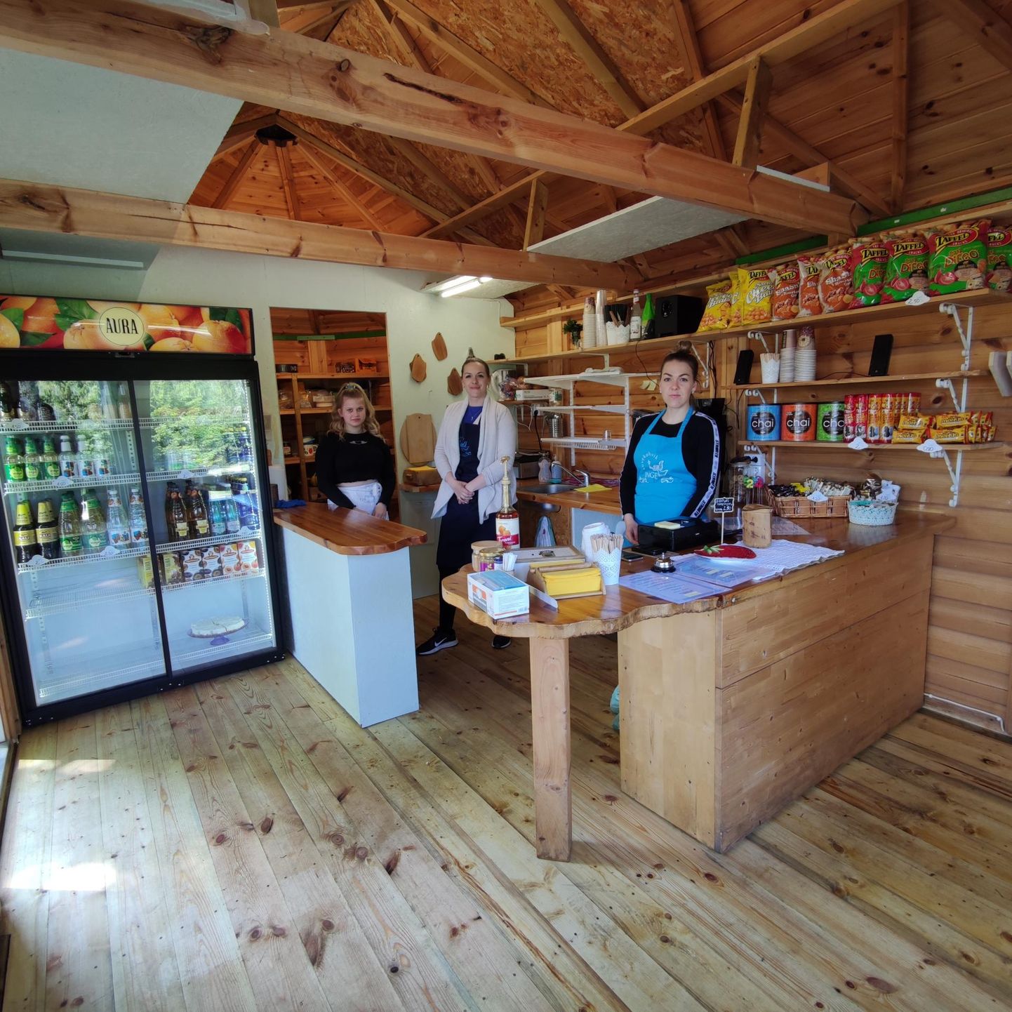 Pühapäeval avati Pilistvere Ingli kohvik külastajatele. Põhitöötajad Marta Pedosk (paremal) ja Rutt Pedosk (keskel) ning õpilane Analene Liiver.