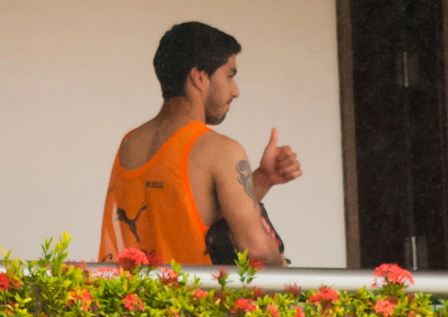 Luis Suarez oma hotellitoa rõdul Brasiilias pärast karistuse teatavakstegemist.
