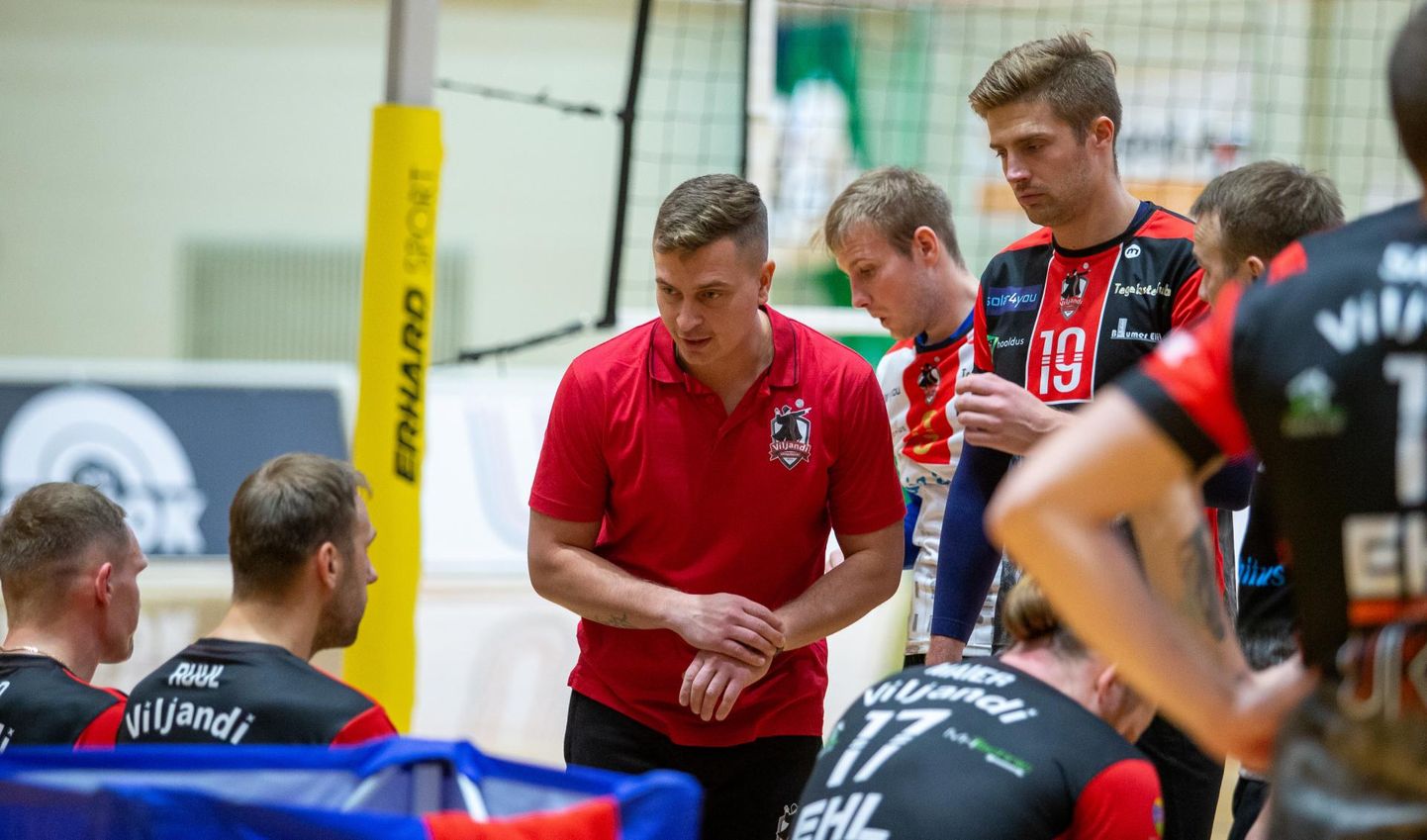 Viljandi Võrkpalliklubi peatreener Tauno Lipp jagab end edaspidi treeneritooli ja mängijapositsiooni vahel.