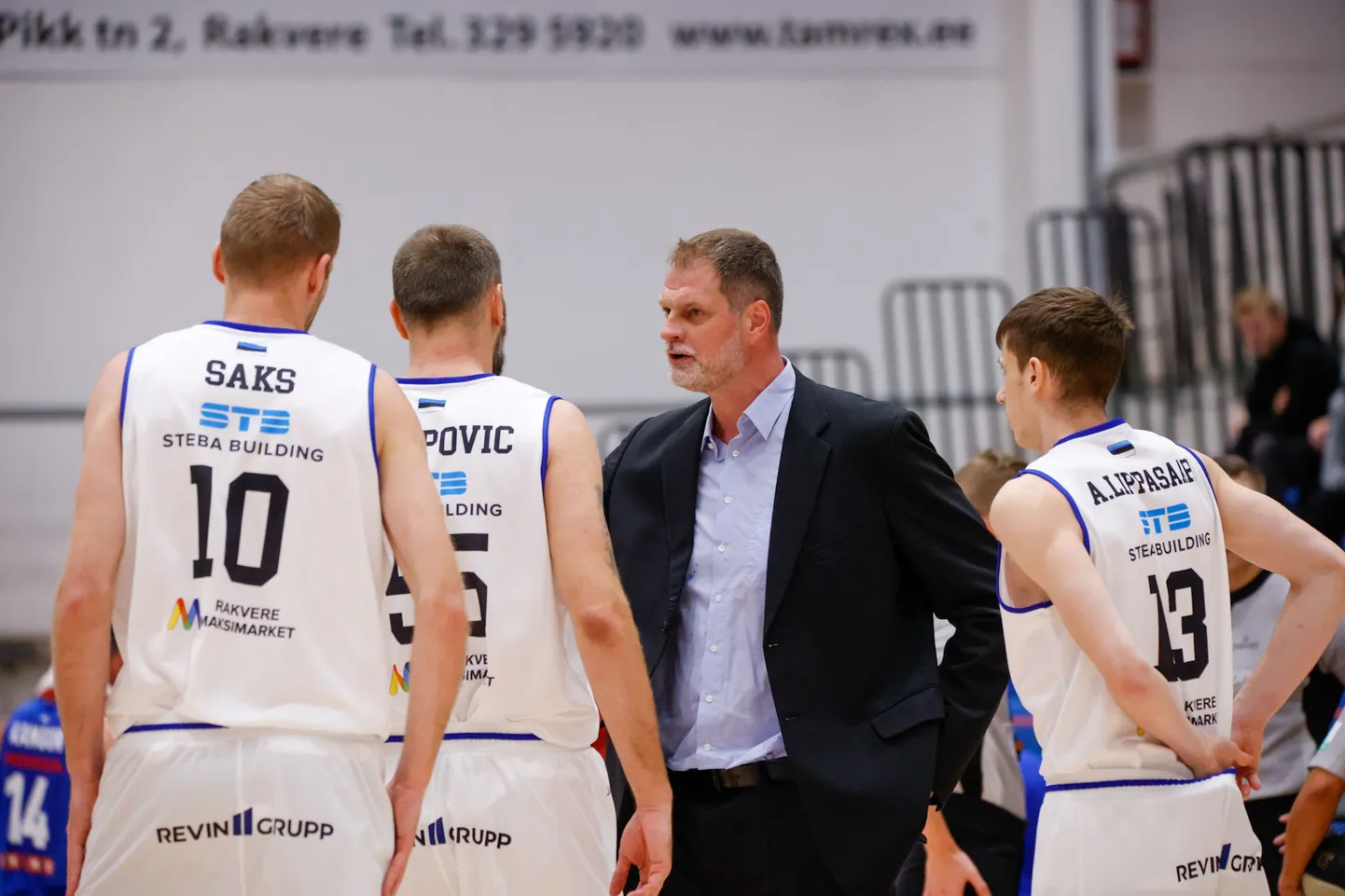 Peatreener Martin Müürsepa (keskel) elu Rakvere Tarva meeskonna eesotsas on olnud kõike muud, kui kerge.