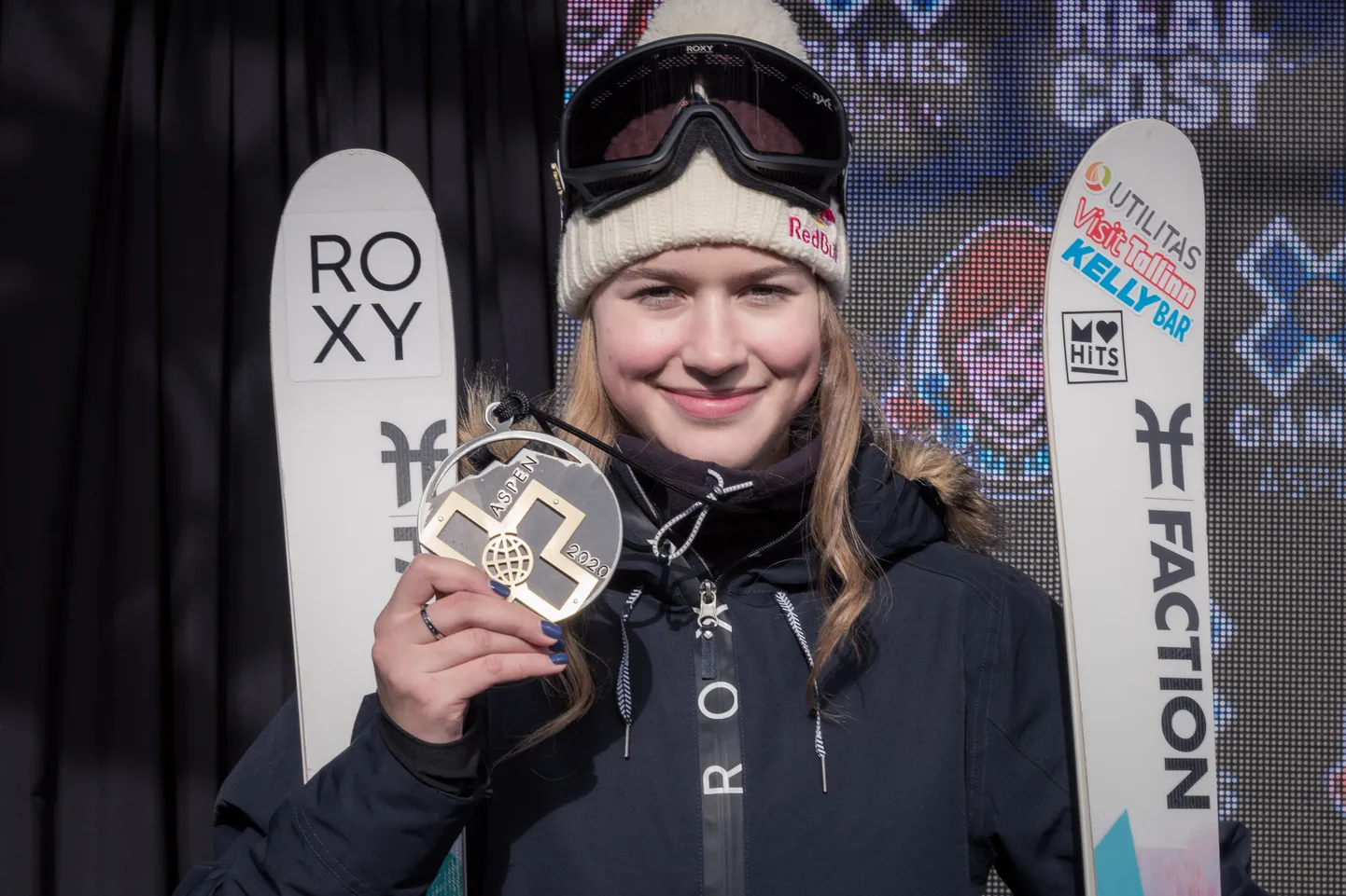 Kelly Sildaru poseerimas X-mängude medaliga. Eesti suurim medalilootus Kelly Sildaru võitis Austrias toimunud MK-etapil pargisõidu.