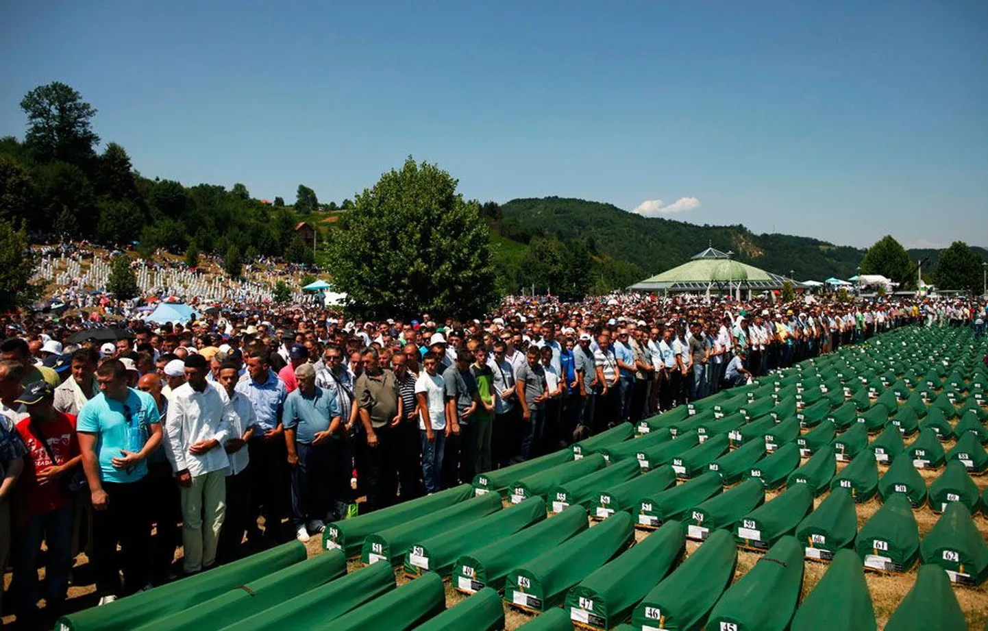 Bosnia moslemid eile Potočaris Srebrenica ohvrite kirstude juures palvetamas.