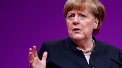 Меркель считает преждевременным снимать санкции с России