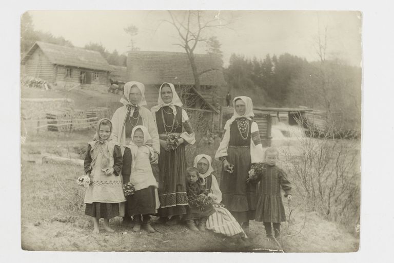 Setu naised ja tüdrukud Võmmorski külas Meremäe vallas 1913